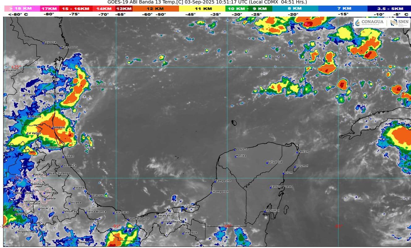 Un cielo parcialmente nublado se cierne sobre la costa de Quintana Roo, anunciando la posibilidad de lluvias.