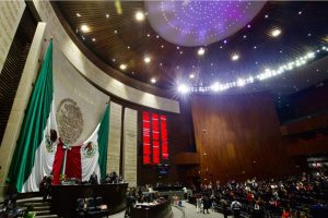 El coordinador de la bancada de Morena en la Cámara de Diputados, Ricardo Monreal, anuncia los recortes al presupuesto.