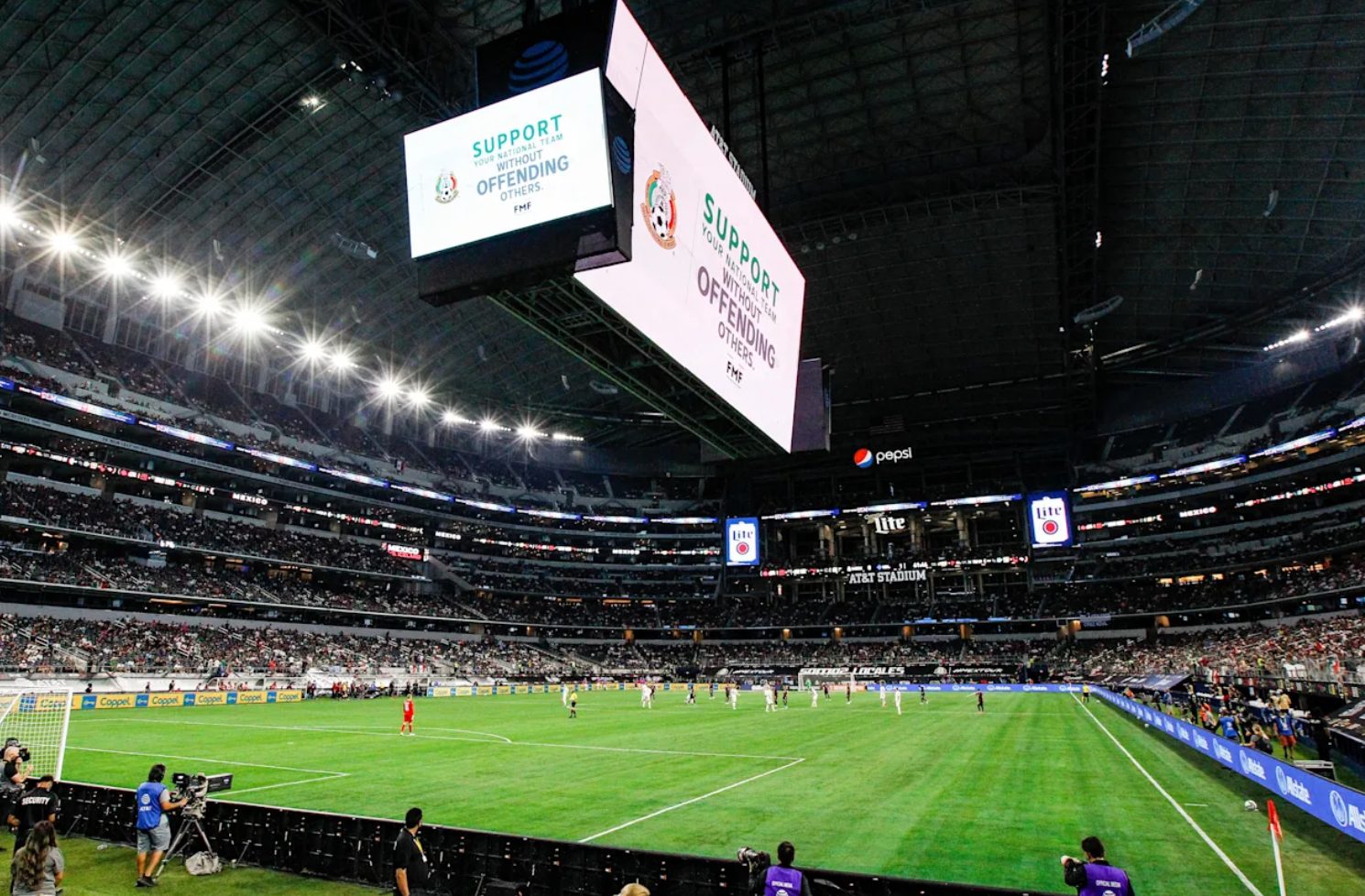 Homofobia en el fútbol: activistas apelan a los aficionados a desistir de un cántico homofóbico. La FMF ha fracasado en sus campañas de prevención.