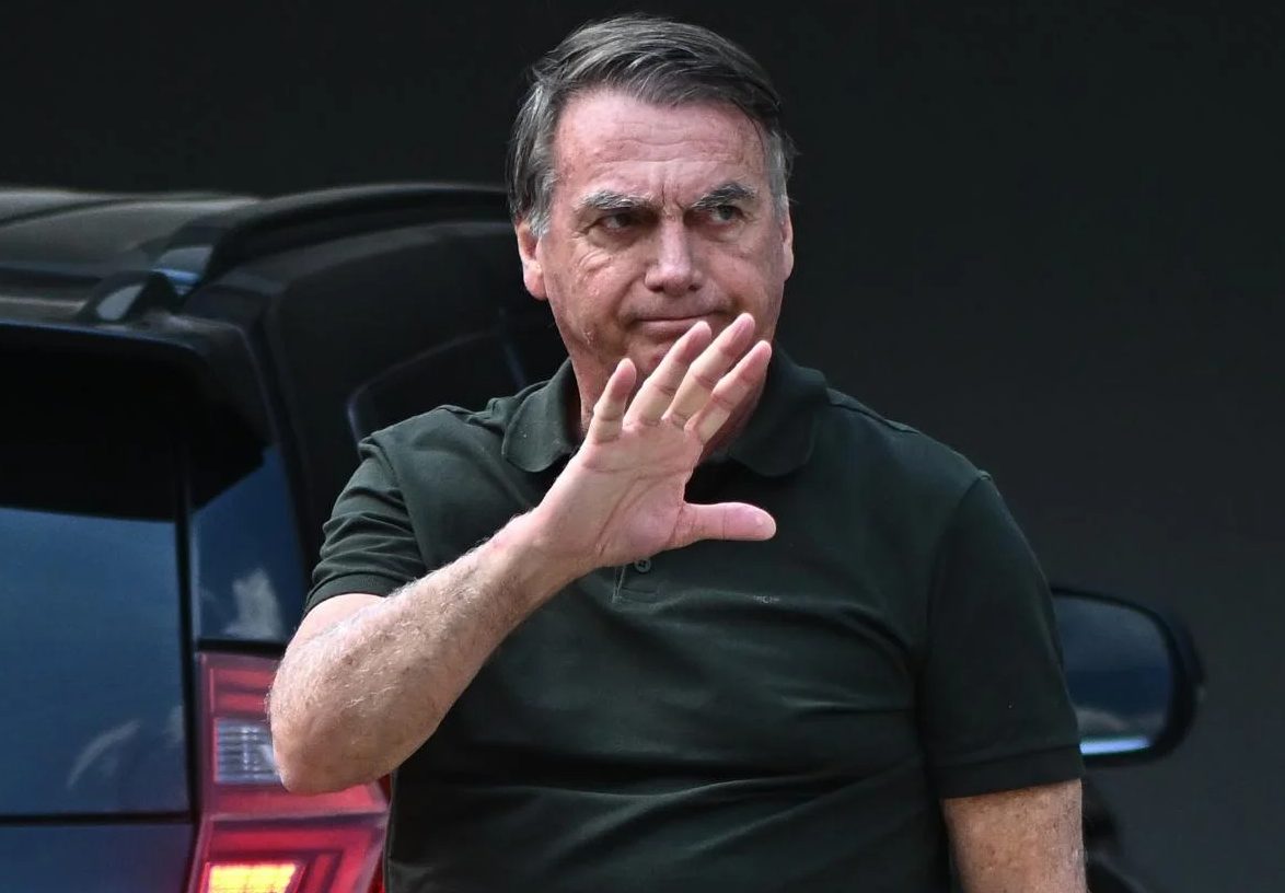 El expresidente Jair Bolsonaro es hospitalizado de emergencia en Brasilia tras sufrir un nuevo ataque de hipo y vómitos.