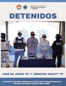 Un agente de la Guardia Nacional inspecciona el vehículo de los detenidos.