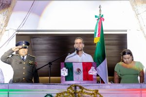 Diego Castañón Trejo, presidente municipal de Tulum, encabeza la celebración del Grito de Independencia.