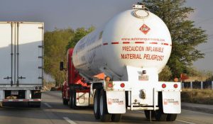 El diputado Armando Corona Arvizu propone establecer horarios específicos para que circulen las pipas de gas LP y otros materiales.