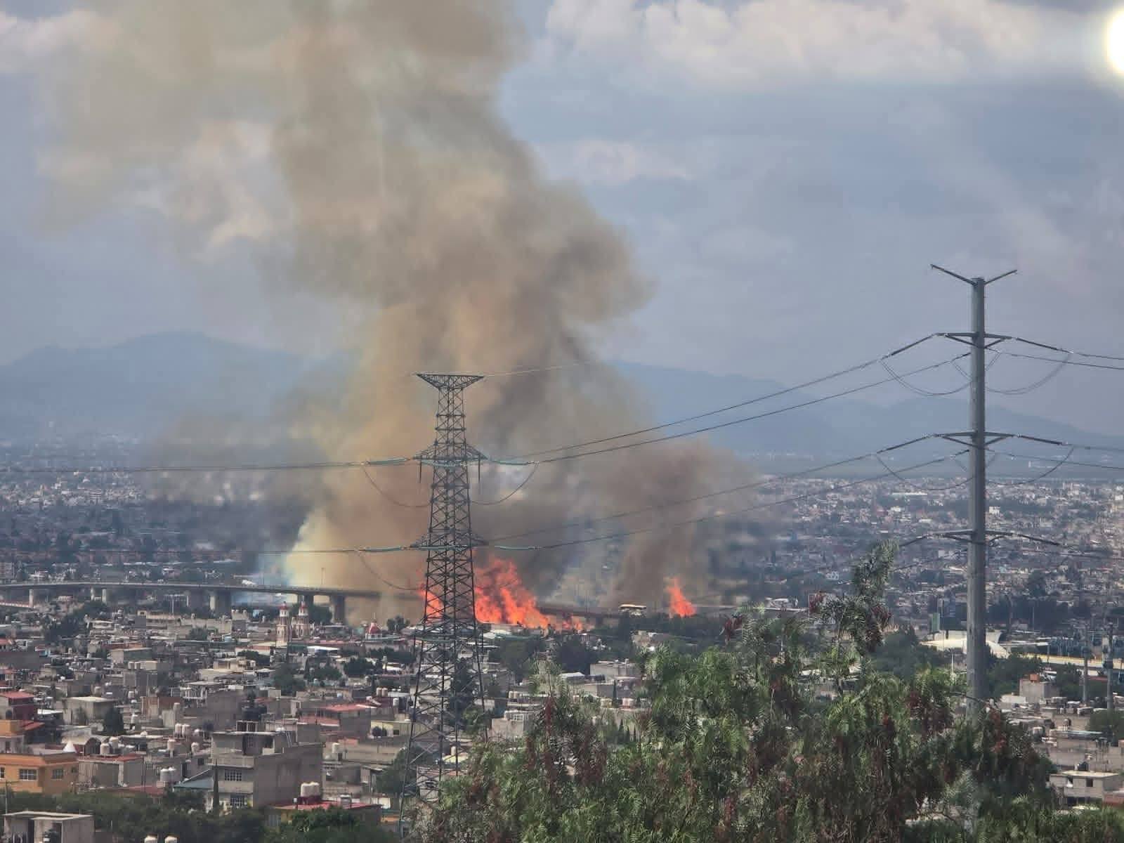 Elementos de la Fiscalía de la Ciudad de México trabajan en el lugar del siniestro para recabar pruebas.