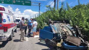 Un accidente familiar en la volcadura carretera Tulum-Playa del Carmen deja cuatro lesionados. Un menor de 5 años resultó con heridas graves.