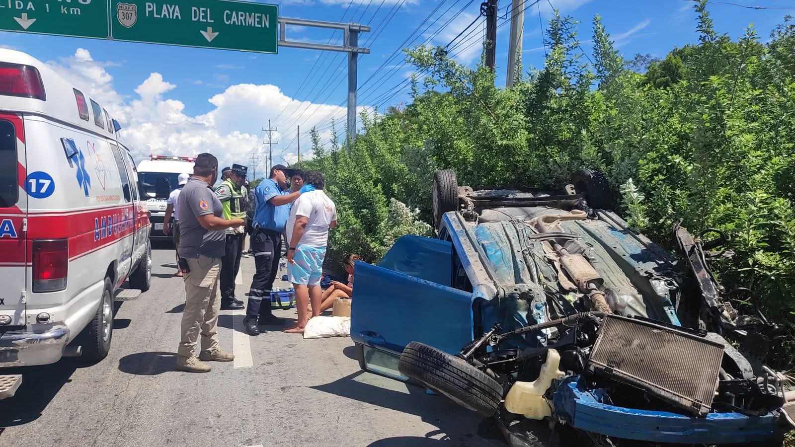Un accidente familiar en la volcadura carretera Tulum-Playa del Carmen deja cuatro lesionados. Un menor de 5 años resultó con heridas graves.