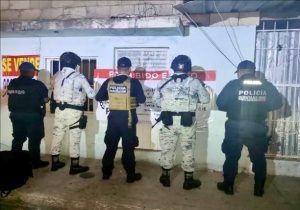 Los agentes de la FGE ejecutaron las órdenes de cateo en tres inmuebles.
