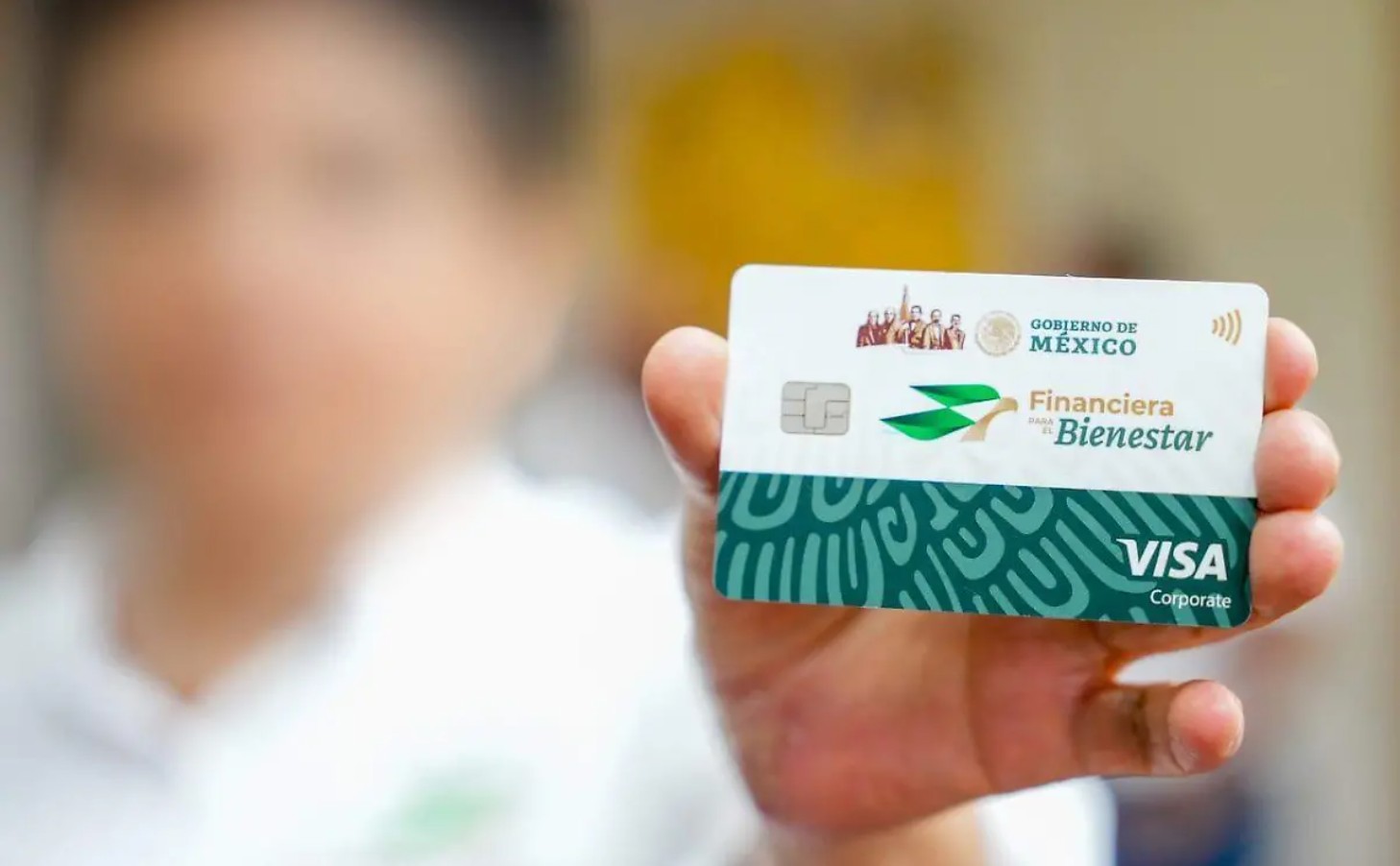 Un ciudadano mexicano en el extranjero muestra su Tarjeta Finabien, la cual utiliza para enviar remesas a su familia.