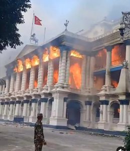 Soldados nepalíes patrullan las calles para hacer cumplir el toque de queda en Nepal.