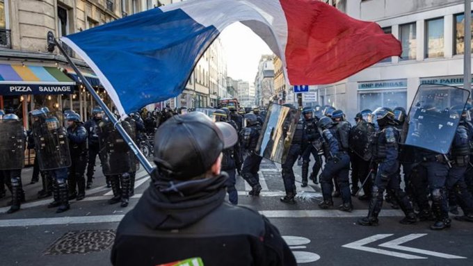 Manifestantes se enfrentan a la policía en las protestas en Francia.