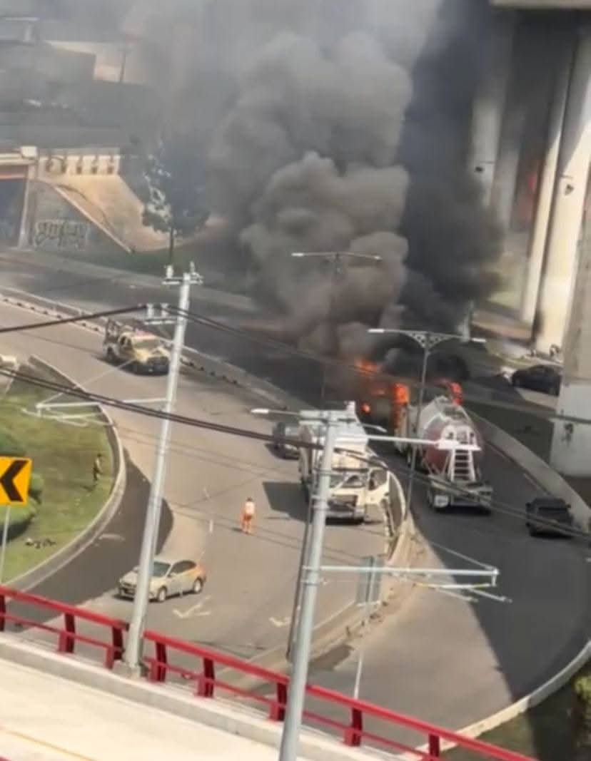 Los vehículos afectados tras la explosión de una pipa de gas en Iztapalapa.