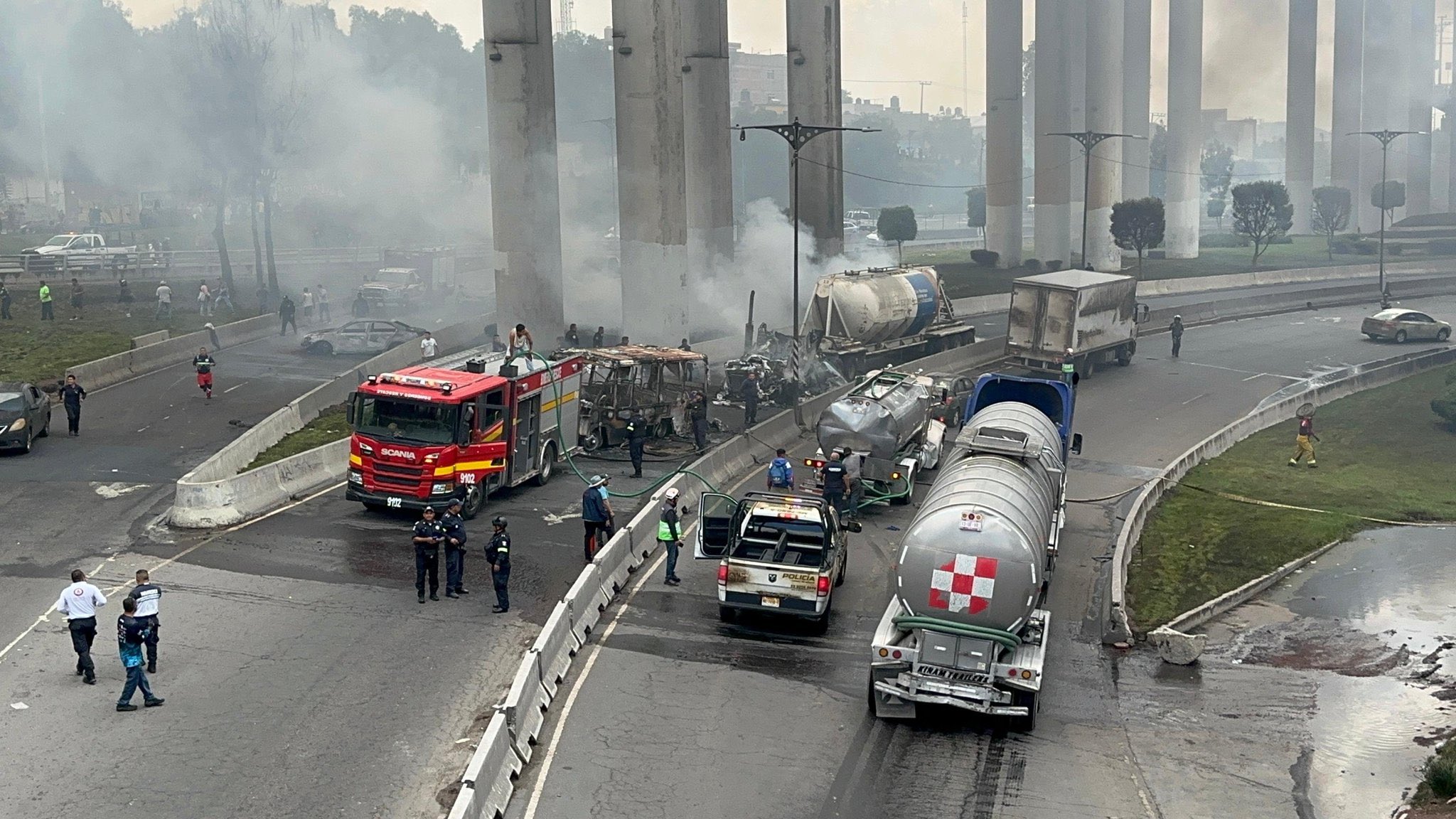 La historia de una mujer que se convierte en la heroína de la pipa por proteger a su nieta en una explosión conmueve a México.