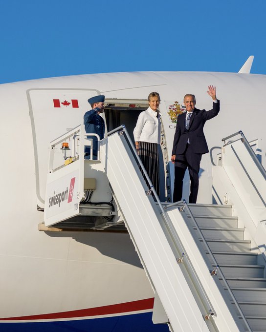 El primer ministro Mark Carney es recibido por el canciller Juan Ramón de la Fuente al descender del avión.