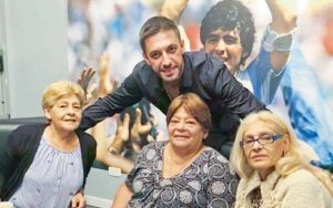 Las hermanas de Diego Maradona enfrentan cargos por el manejo de su marca comercial.