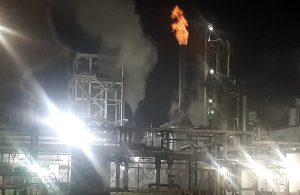 Los servicios de emergencia acudieron al incendio en el complejo de Cosoleacaque, Veracruz.