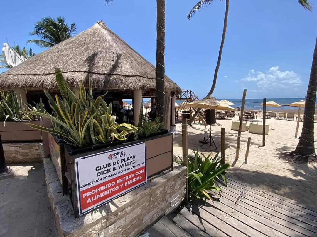 Autoridades investigan un club de playa que busca privatizar un espacio público en Playa del Carmen.
