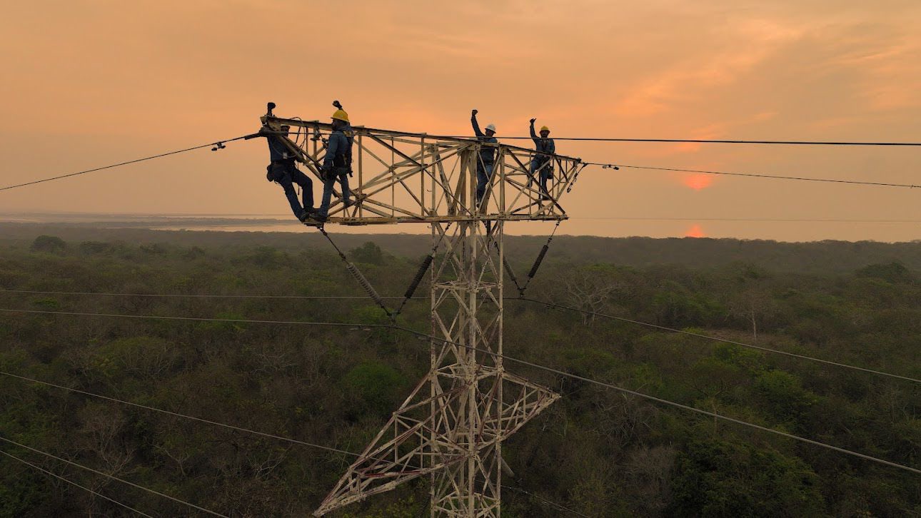 Personal de la CFE trabajando para restablecer la energía en la Península de Yucatán.