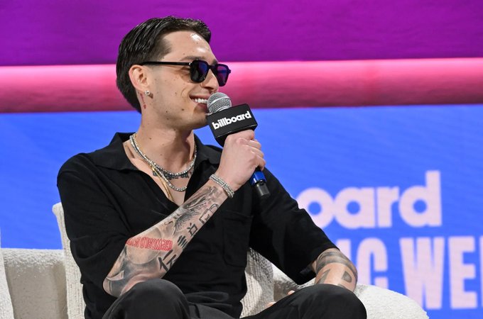 Peso Pluma en el escenario donde recibirá el Premio Billboard Vanguardia por su huella imborrable.