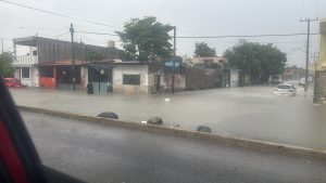 Las intensas lluvias causaron un colapso vial e inundaciones en las avenidas principales de Cancún.