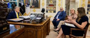 Política de Trump en México: Donald Trump presume éxito en la frontera. Afirma que el robo de autos bajó 87% en Washington. “México está gobernado por los cárteles”, sentenció.