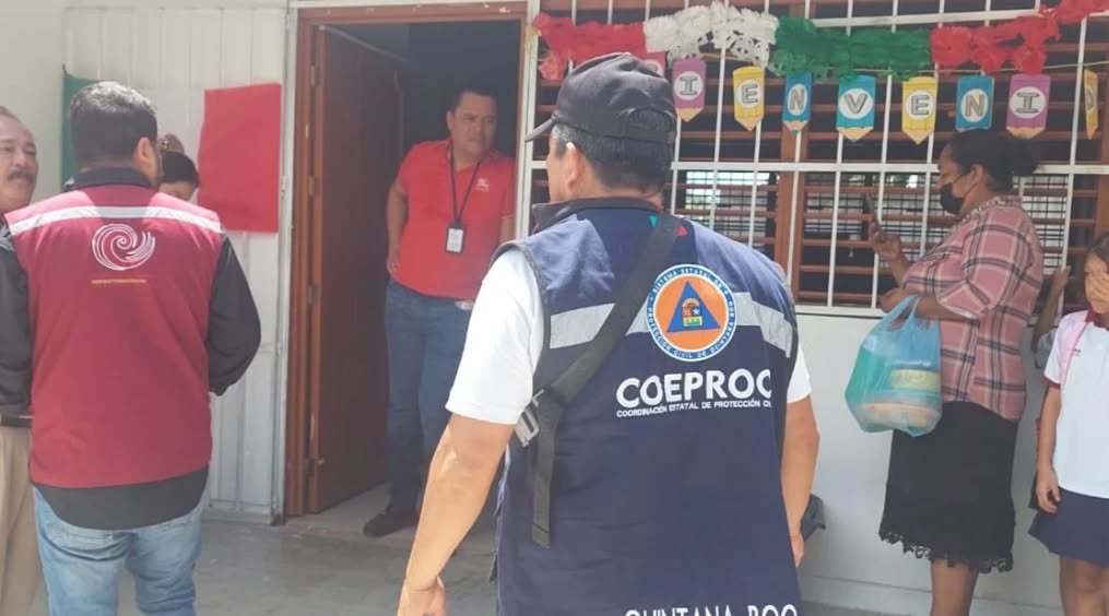 Un conato de incendio en una escuela de Othón Blanco obliga a que se evacuen 156 estudiantes tras activarse los protocolos de emergencia.