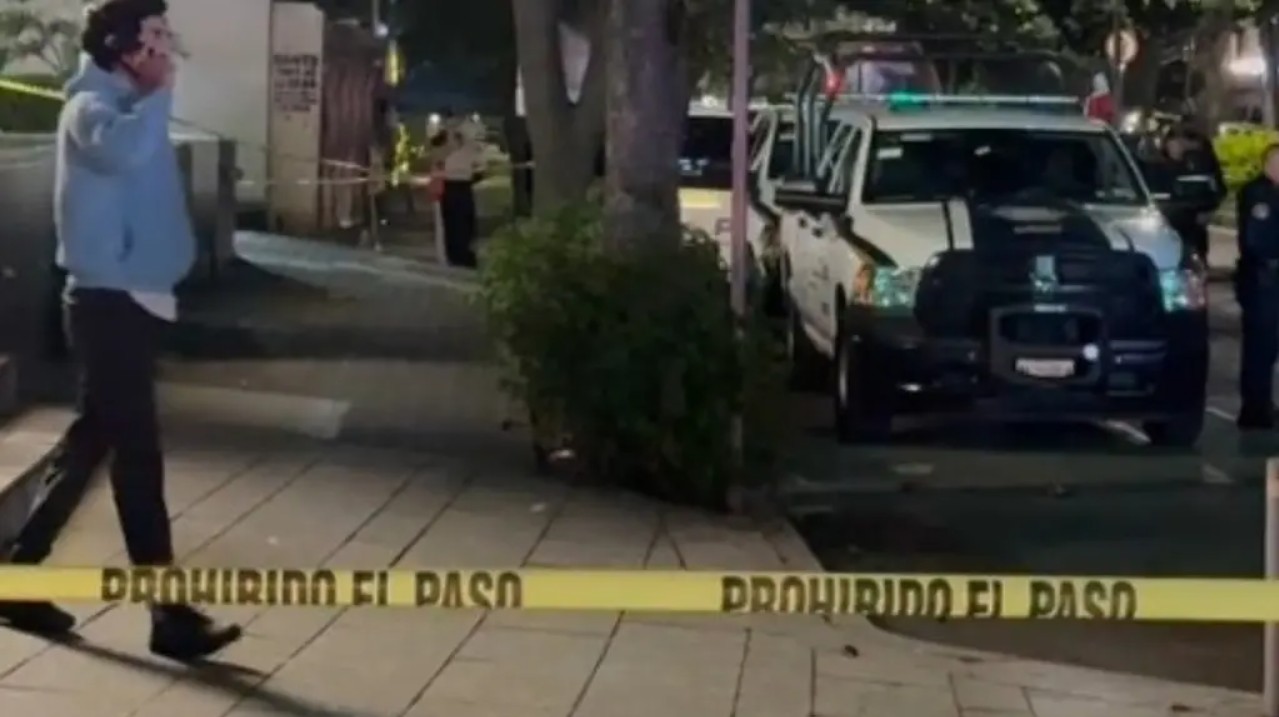 Agentes de la Secretaría de Seguridad Ciudadana resguardan la escena del crimen en Polanco.