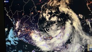 Los ciclones se forman y se desplazan por el océano.