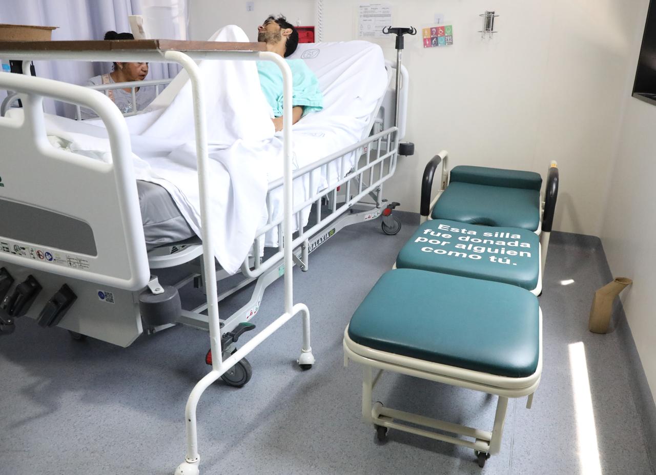 Sillas-cama de acompañamiento instaladas en un hospital del IMSS.