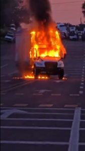 Civiles enardecidos queman vehículos en la carretera Tocumbo - Peribán.