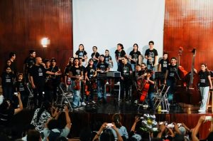 Un lote de 50 instrumentos musicales donados de Suiza se encuentra retenido en la aduana de Veracruz.