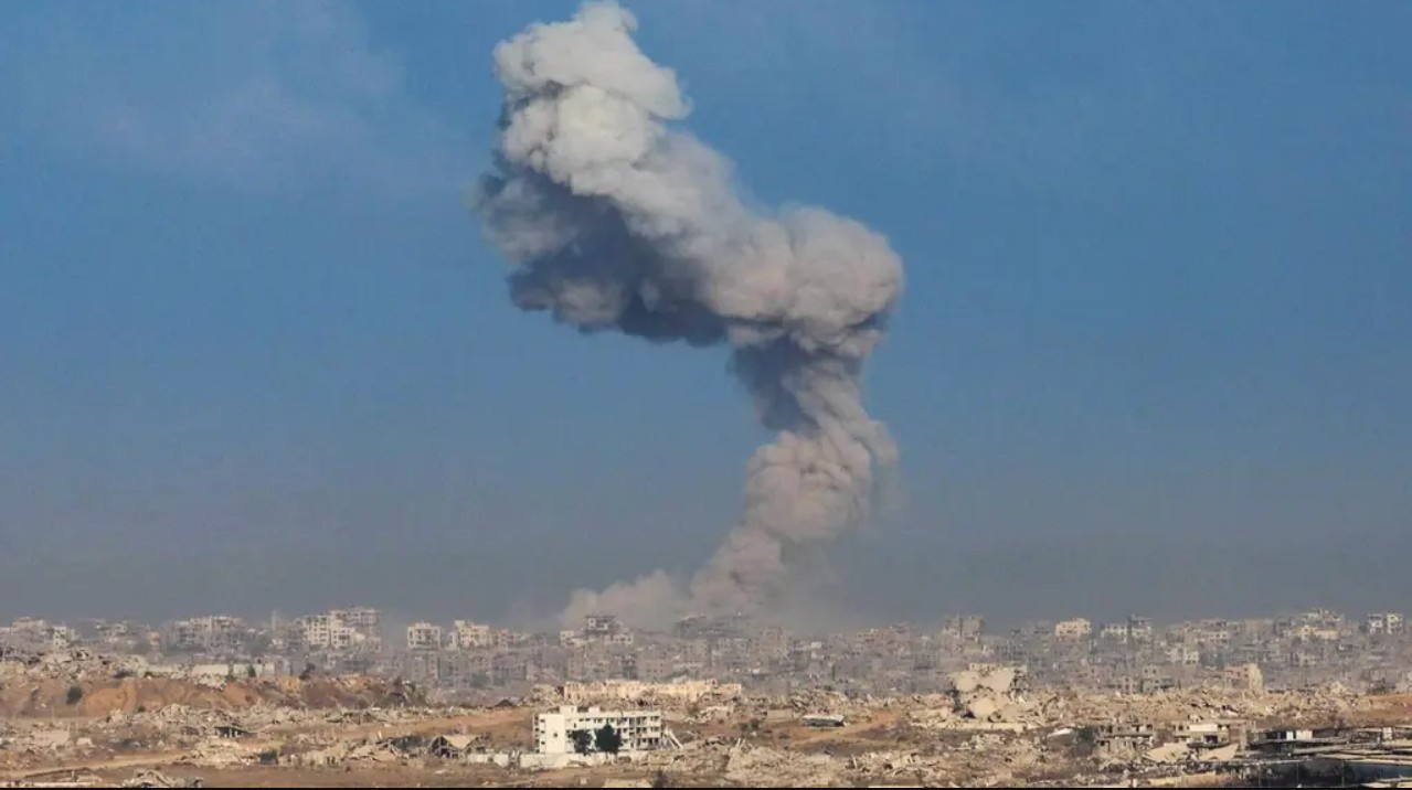 Los palestinos en Gaza luchan por conseguir ayuda humanitaria.