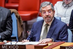 El canciller Juan Ramón de la Fuente durante la conferencia de prensa.