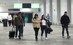Personal de la Fiscalía General del Estado de Quintana Roo durante la detención en Guanajuato.