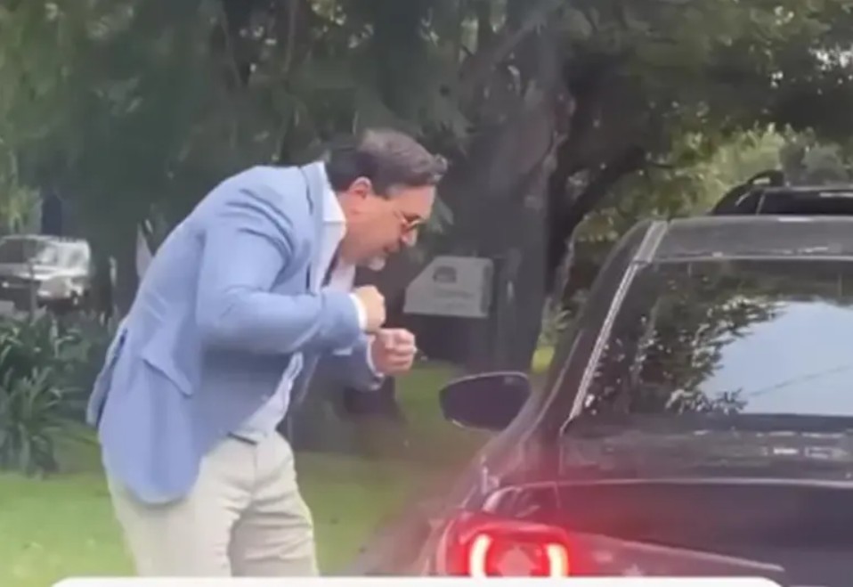 El video muestra los gritos y amagues de golpes que protagonizó “Lord Bájate”.