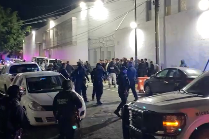 Elementos de seguridad detienen a los 38 hombres en un campamento improvisado.