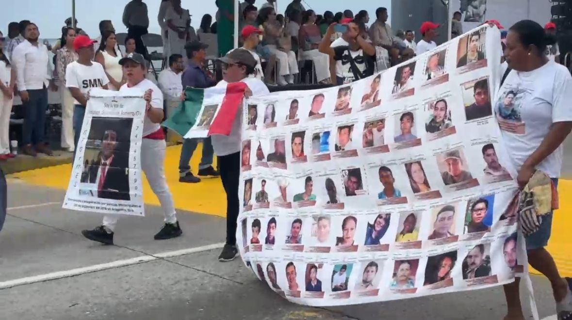 Madres buscadoras exigen la búsqueda de sus familiares desaparecidos durante el desfile de Acapulco.