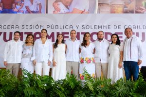 La gobernadora Mara Lezama asiste al primer informe de gobierno del alcalde de Tulum, Diego Castañón.