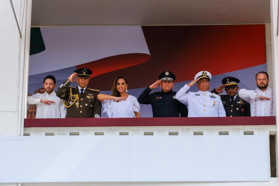 La gobernadora Mara Lezama saluda a las familias que asistieron al desfile en Chetumal.