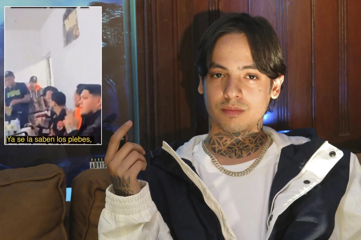 Un grupo de personas observa a Natanael Cano tocar la guitarra en el patio de un penal en Hermosillo.