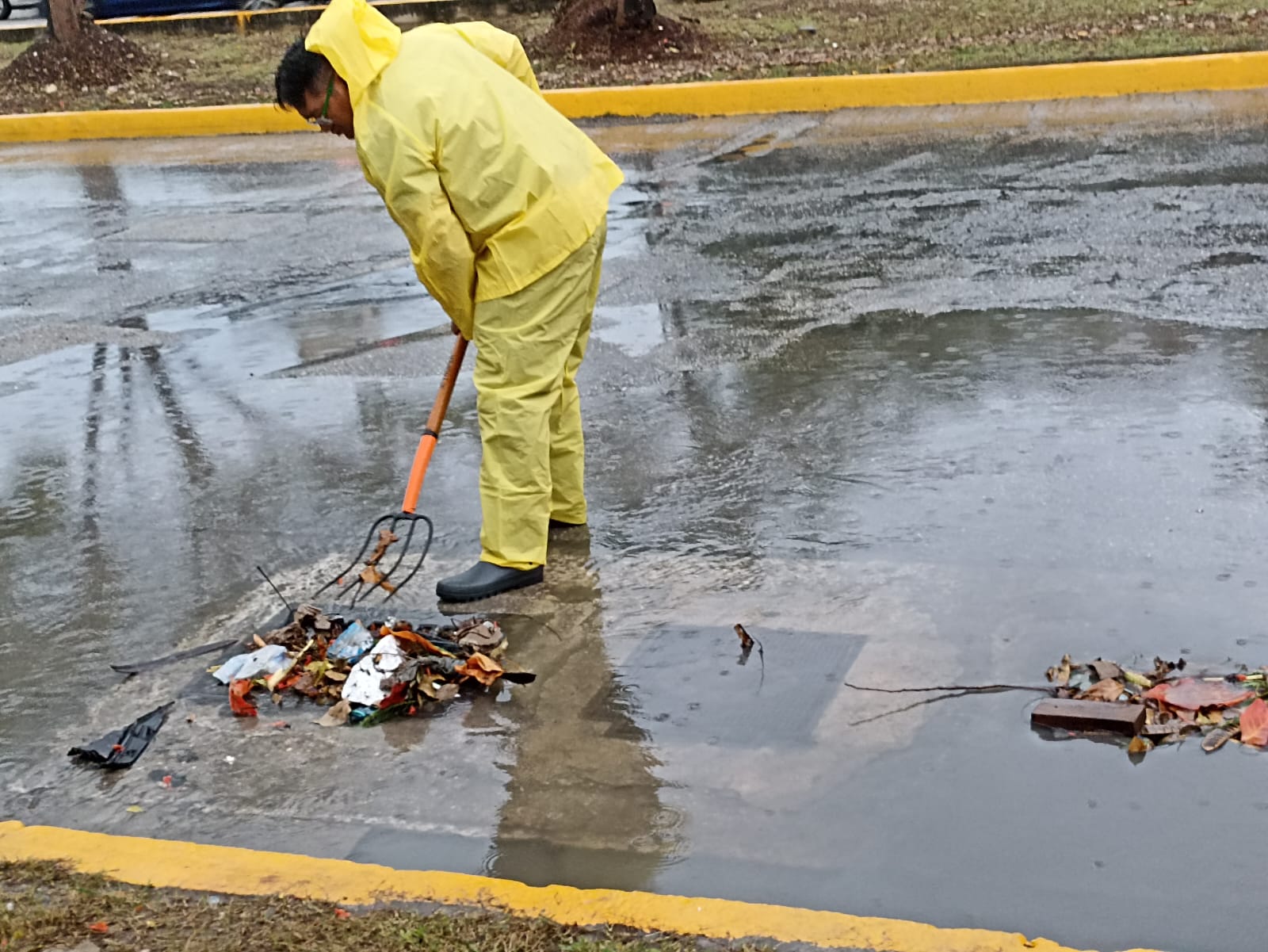 Personal de Protección Civil recorre las calles para atender las zonas afectadas por las precipitaciones.