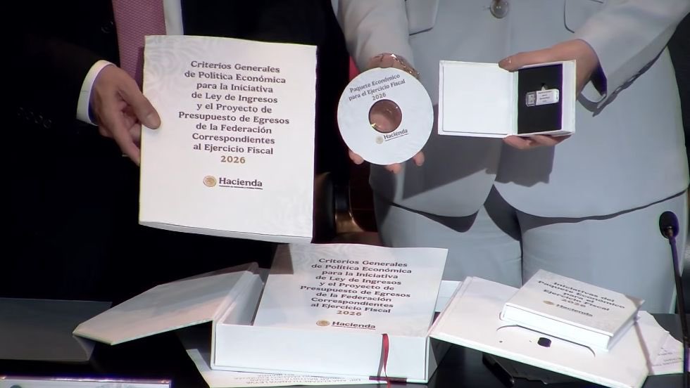 El secretario de Hacienda, Edgar Amador, durante la entrega del Paquete Económico 2026 en el Congreso.