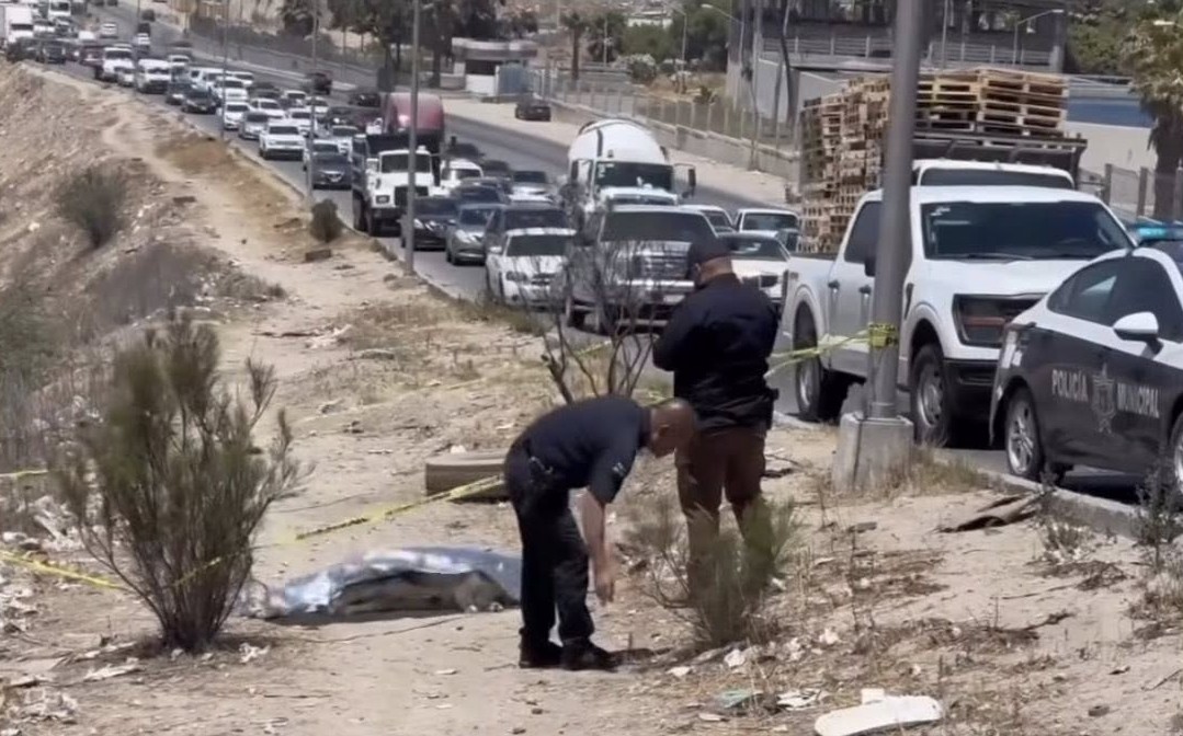 La Policía Municipal aseguró la escena donde se encontró al perrito.
