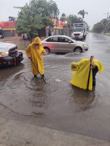 El personal de bomberos y Protección Civil se movilizó para atender las emergencias.