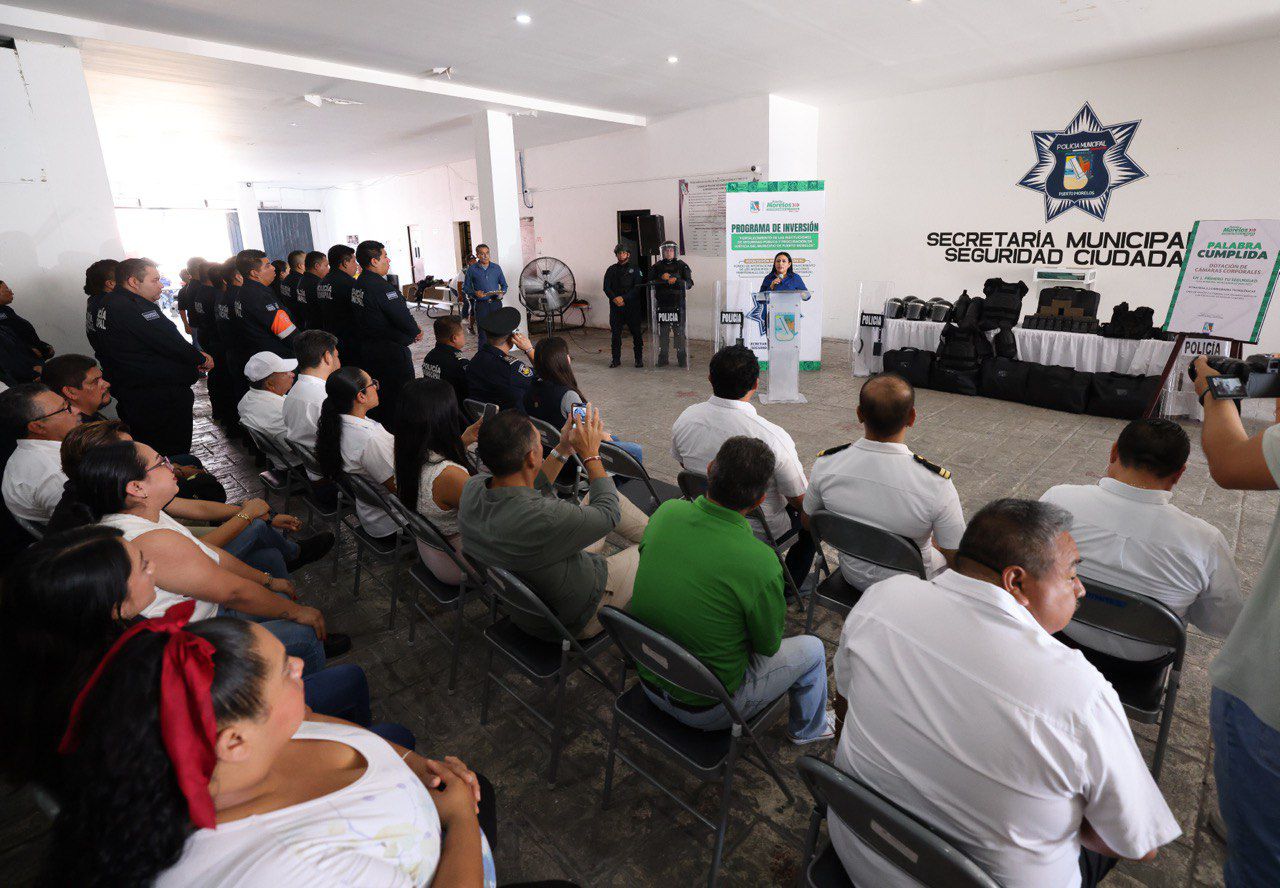 La alcaldesa Blanca Merari Tziu Muñoz durante la entrega de equipamiento.