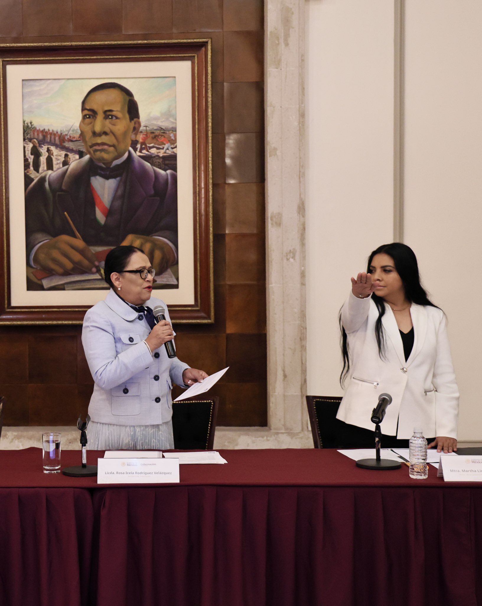 La secretaria de Gobernación, Rosa Icela Rodríguez, toma protesta a la nueva comisionada.