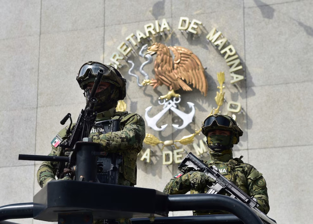 El secretario de Seguridad y Protección Ciudadana, Omar García Harfuch, informa sobre el aseguramiento del combustible.