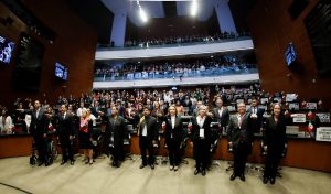 Líderes de la oposición en el Senado suben a tribuna para fijar su postura ante la toma de protesta de los nuevos ministros.