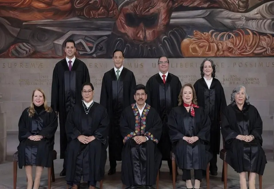 El presidente de la Corte, Hugo Aguilar Ortiz, muestra su toga con detalles de flores bordados.