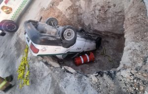 El vehículo del Sindicato "Andrés Quintana Roo" cayó en el profundo hueco.