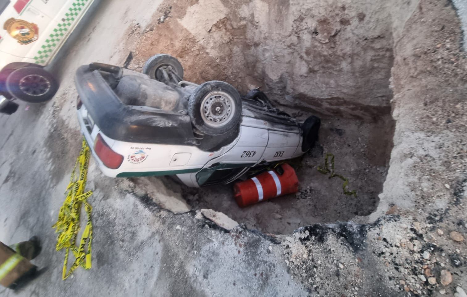 El vehículo del Sindicato "Andrés Quintana Roo" cayó en el profundo hueco.
